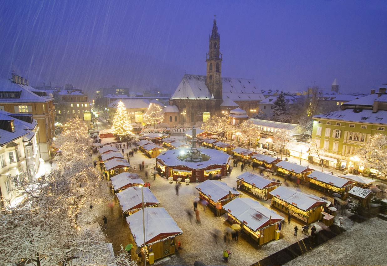 Il Mercatino di Natale di Bolzano durante una nevicata