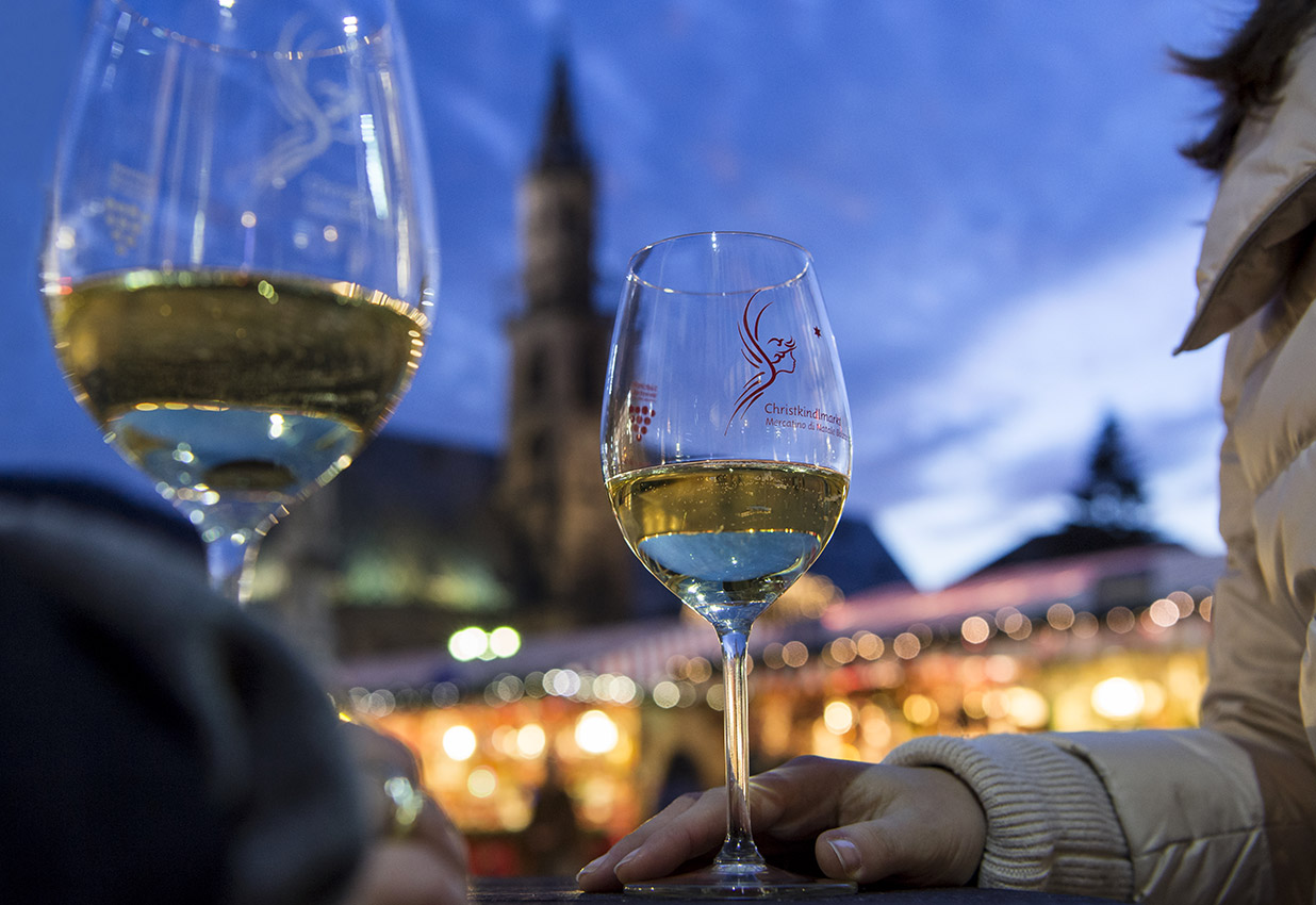 Un brindisi con vino bianco al Mercatino di Natale di Bolzano