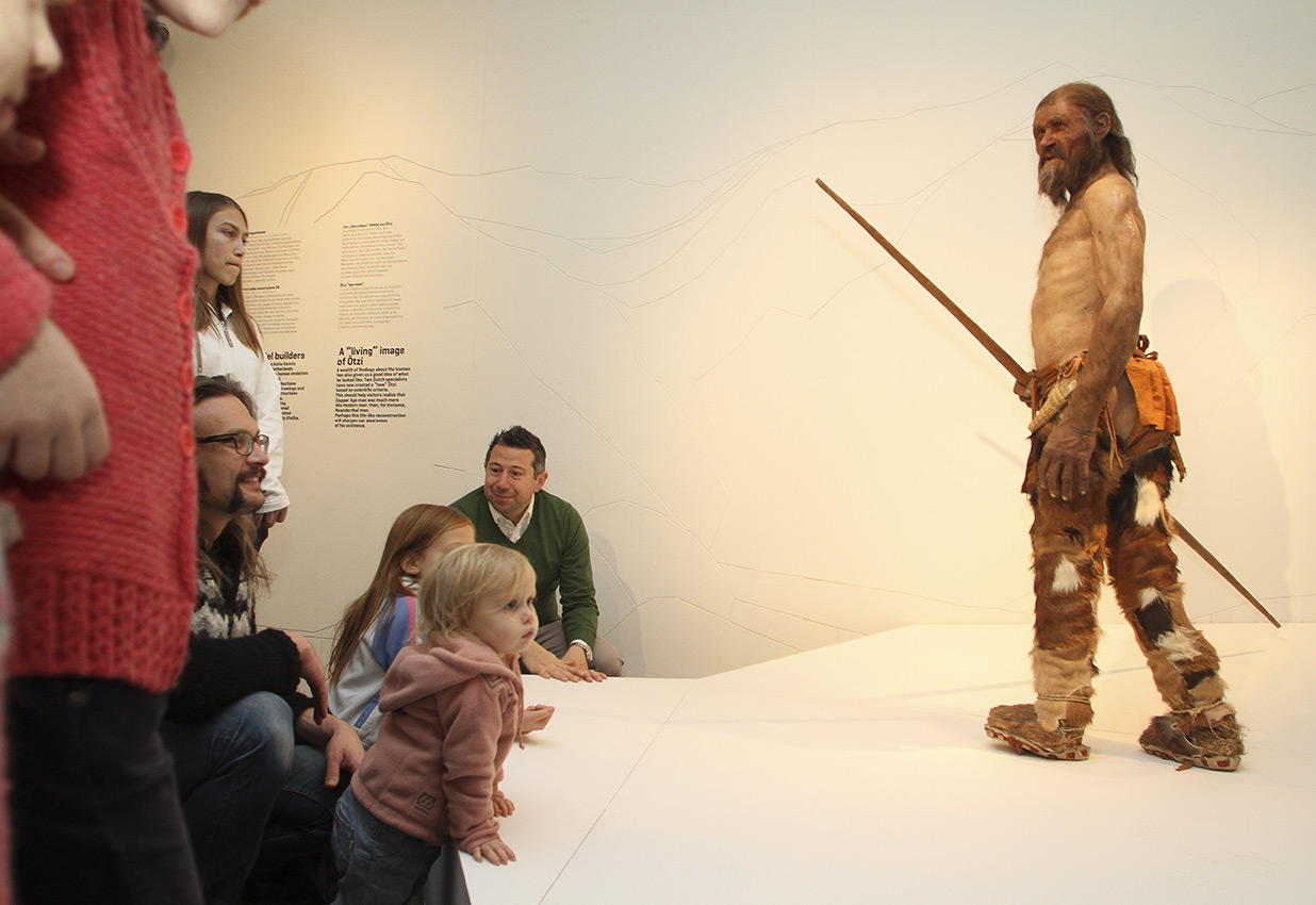 Besucher im Archäologischen Museum über Ötzi