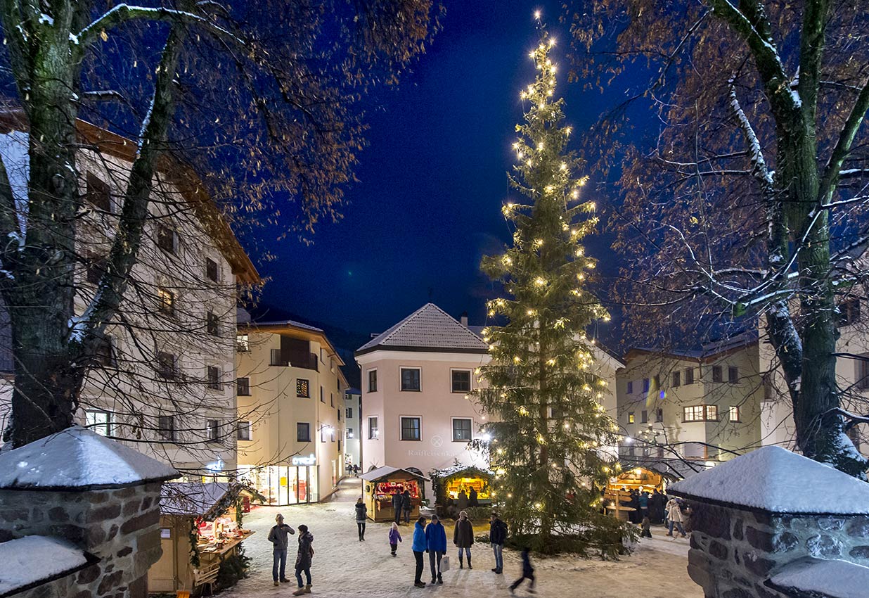 Un Mercatino di Natale innevato nei dintorni di Bolzano