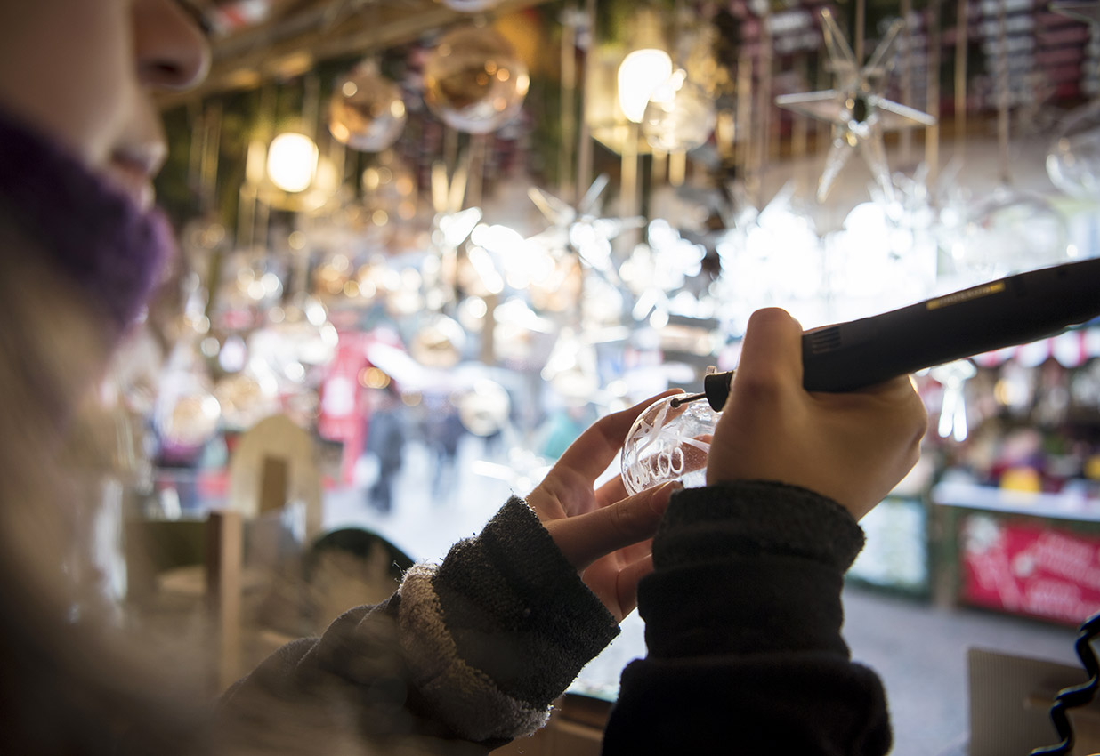 COme si decora una palla di natale in vetro al Mercatino di Natale di Bolzano