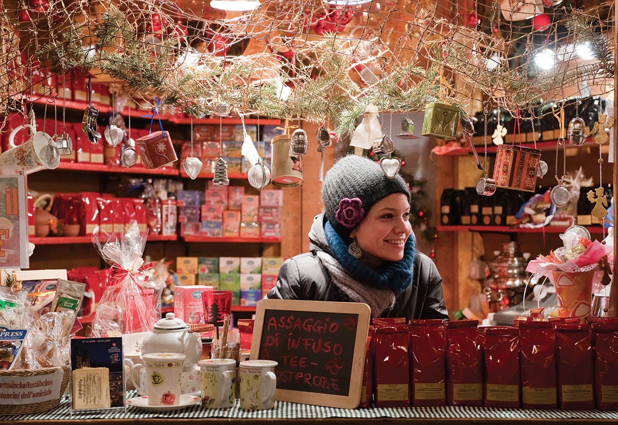 Una bancarella con infusi e tè al Mercatino di Natale di Bolzano