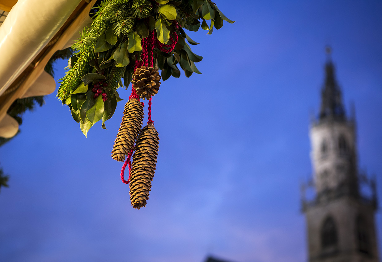 Dettaglio di una decorazione su una bancarella del Mercatino di Natale di Bolzano con il Duomo sullo sfondo