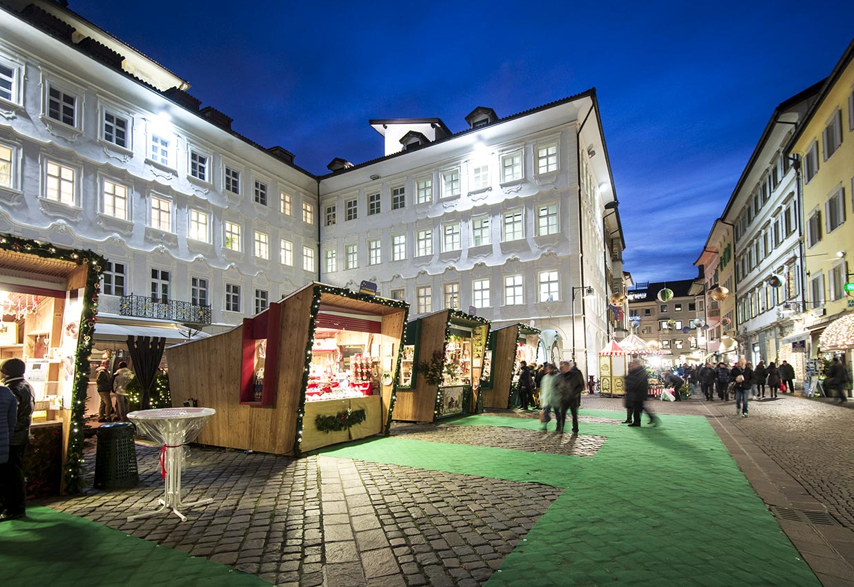 Eine Straße in der Bozner Altstadt mit Weihnachtsdeko