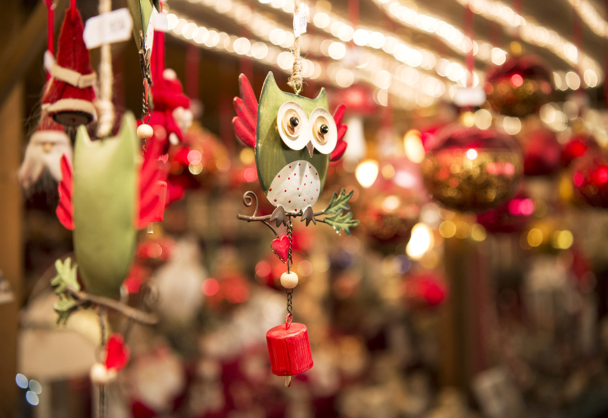Ein Uhu als Weihnachtsdekoration auf dem Christkindlmarkt Bozen