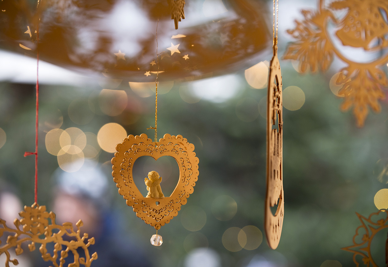 Decorazioni natalizie in legno al Mercatino di Natale di Bolzano